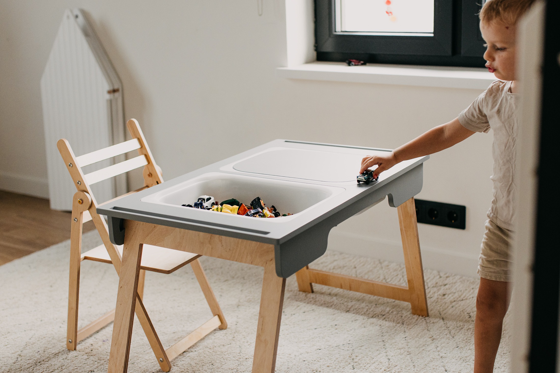 The Dida Tavolo Sensoriale legno 2 vaschette grigio con coperchi