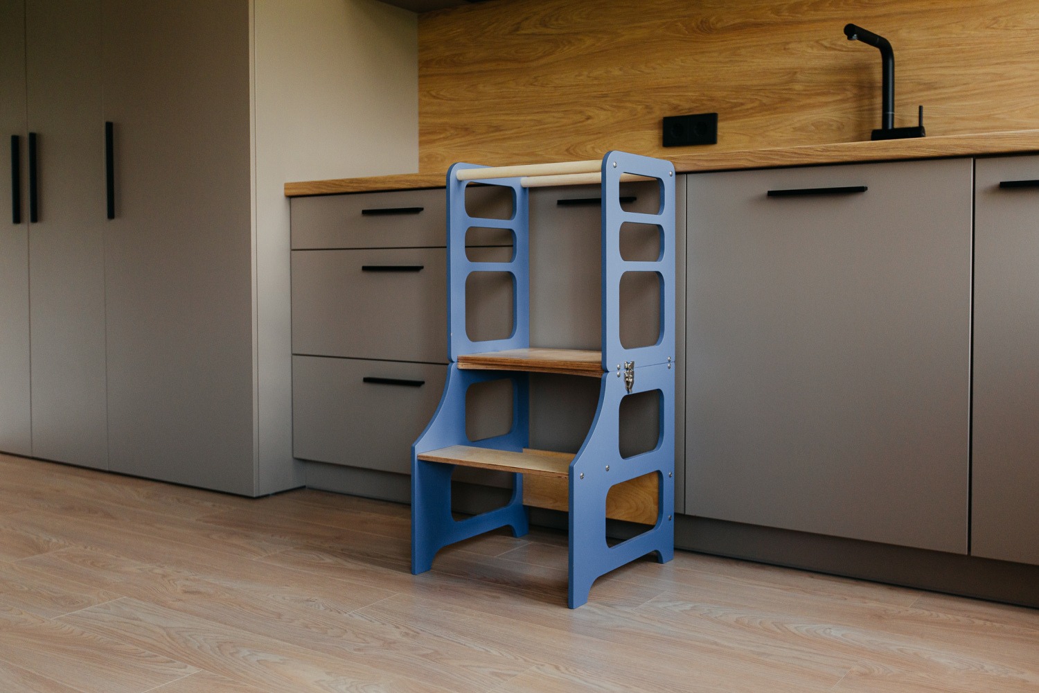 The Dida Torre Montessori Convertibile blu tavolo sedia legno