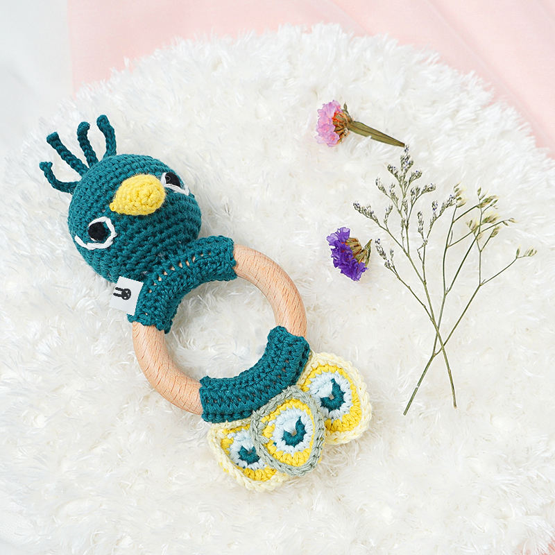 Piccoli Toys Ottavia sonaglio uncinetto pavone cotone