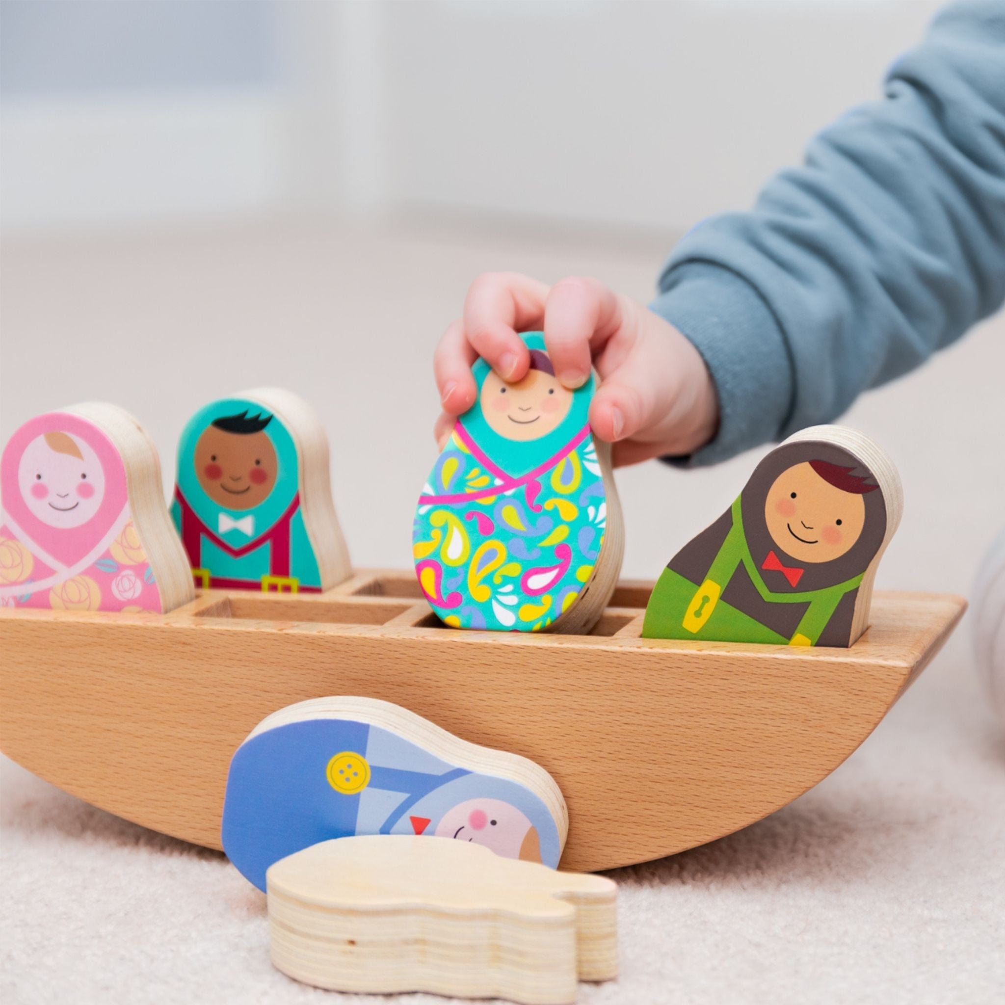 Rosa & Bo Little Friends Rock-a-Boat Woodlies barchetta legno con amici