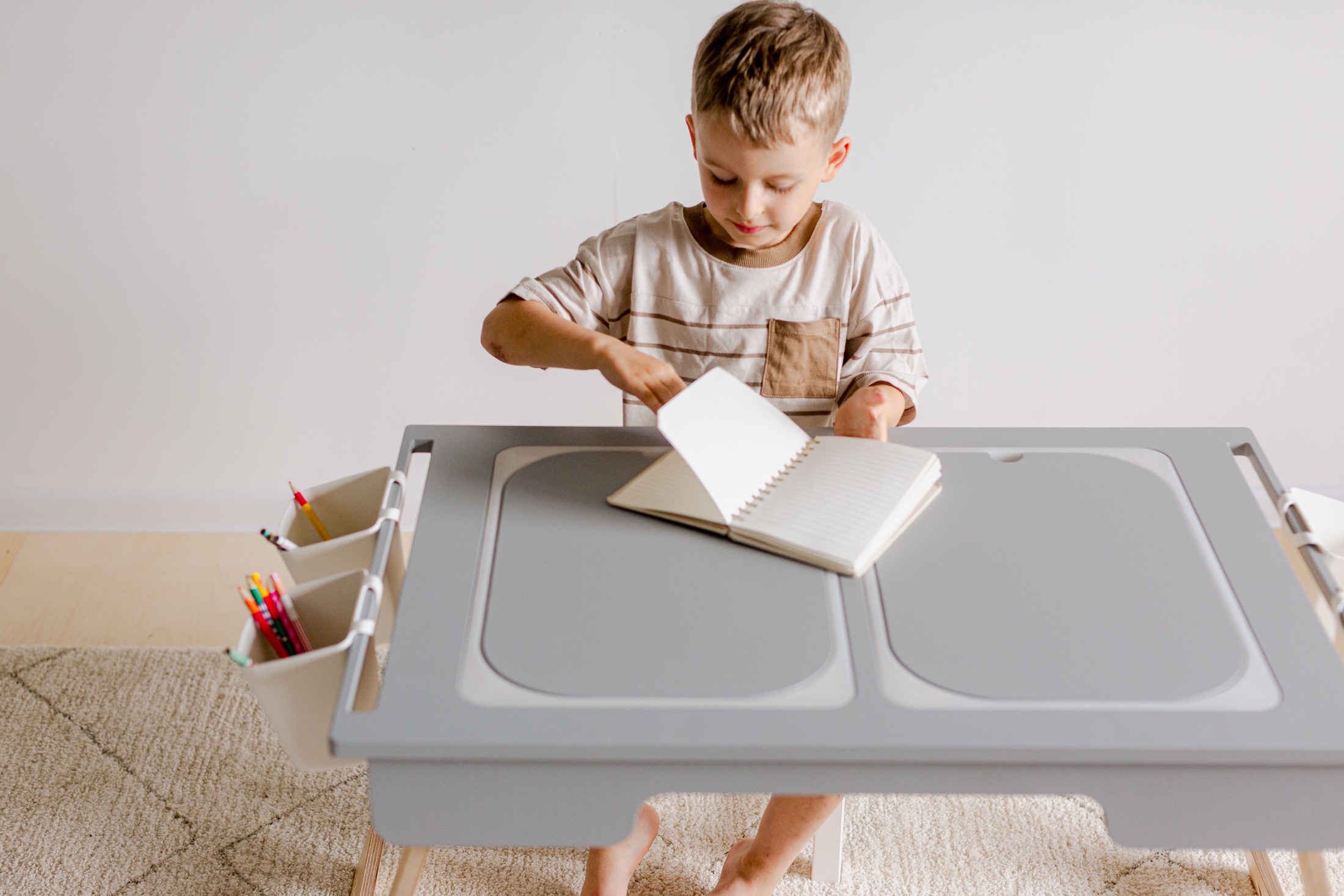 The Dida Tavolo Sensoriale legno 2 vaschette grigio con coperchi