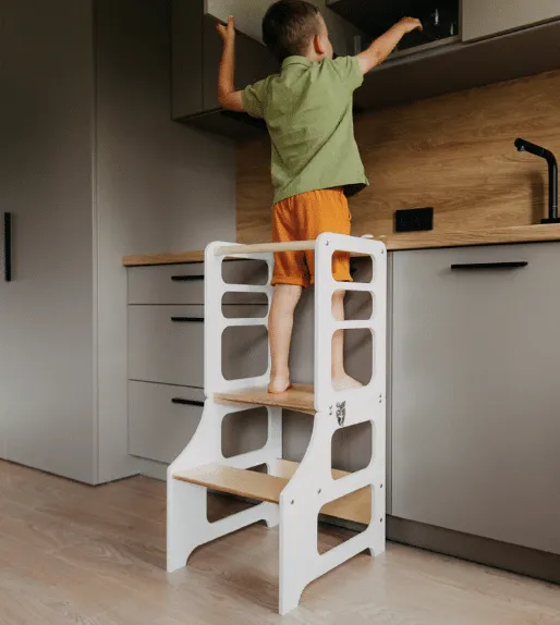 The Dida Convertibile torre montessori bianca con tavolo e sedia