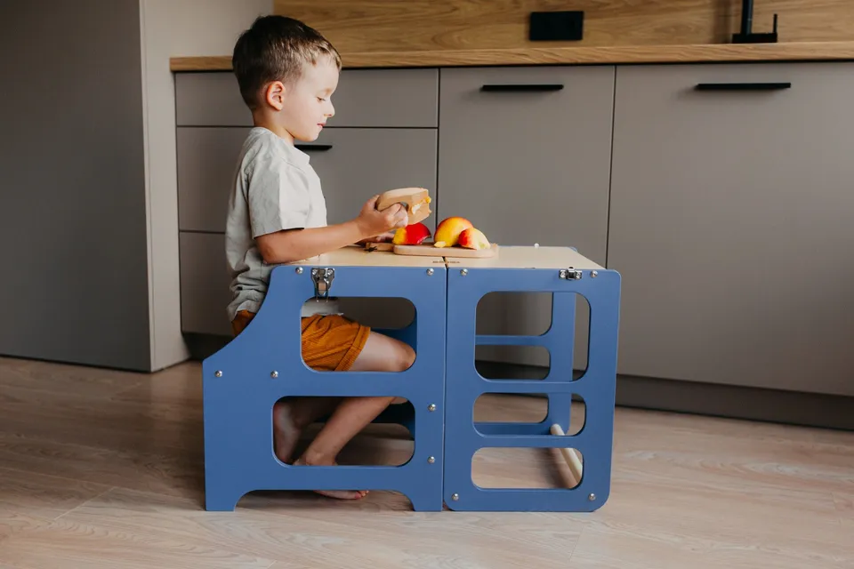 The Dida Torre Montessori Convertibile blu tavolo sedia legno