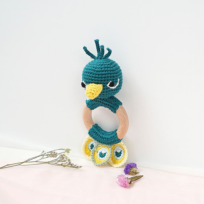 Piccoli Toys Ottavia sonaglio uncinetto pavone cotone