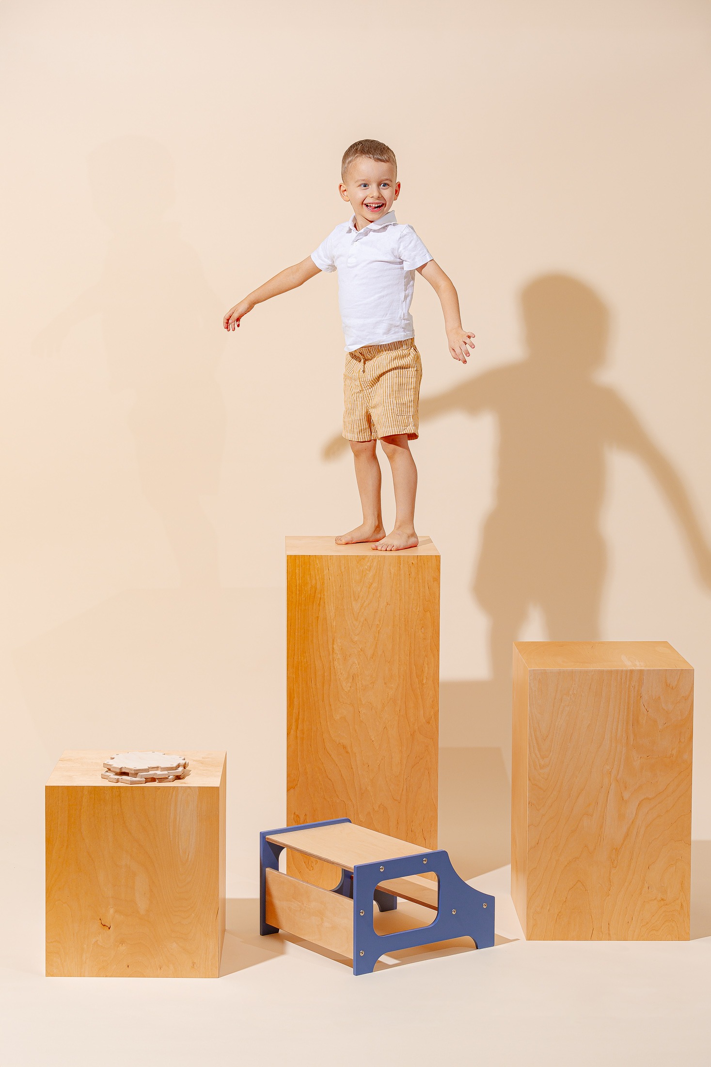 The Dida Sgabello Montessori Legno Blu per bambini