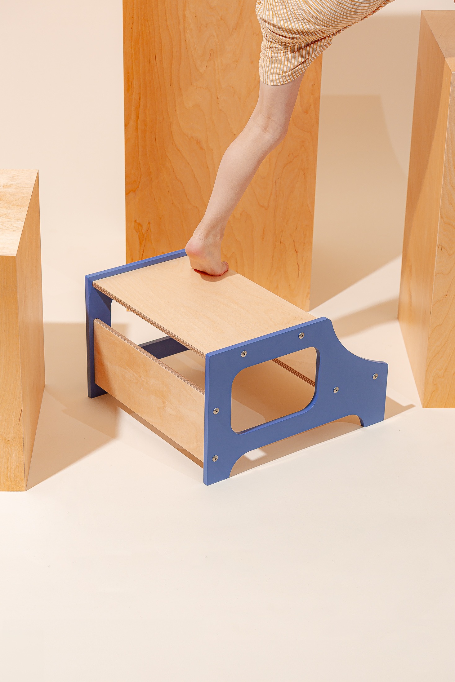 The Dida Sgabello Montessori Legno Blu per bambini