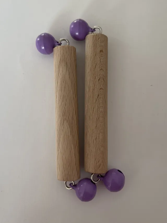 The Dida Montessori sonaglio legno con sonagli lilla