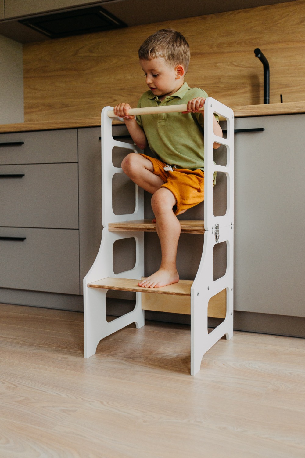 The Dida Convertibile torre montessori bianca con tavolo e sedia