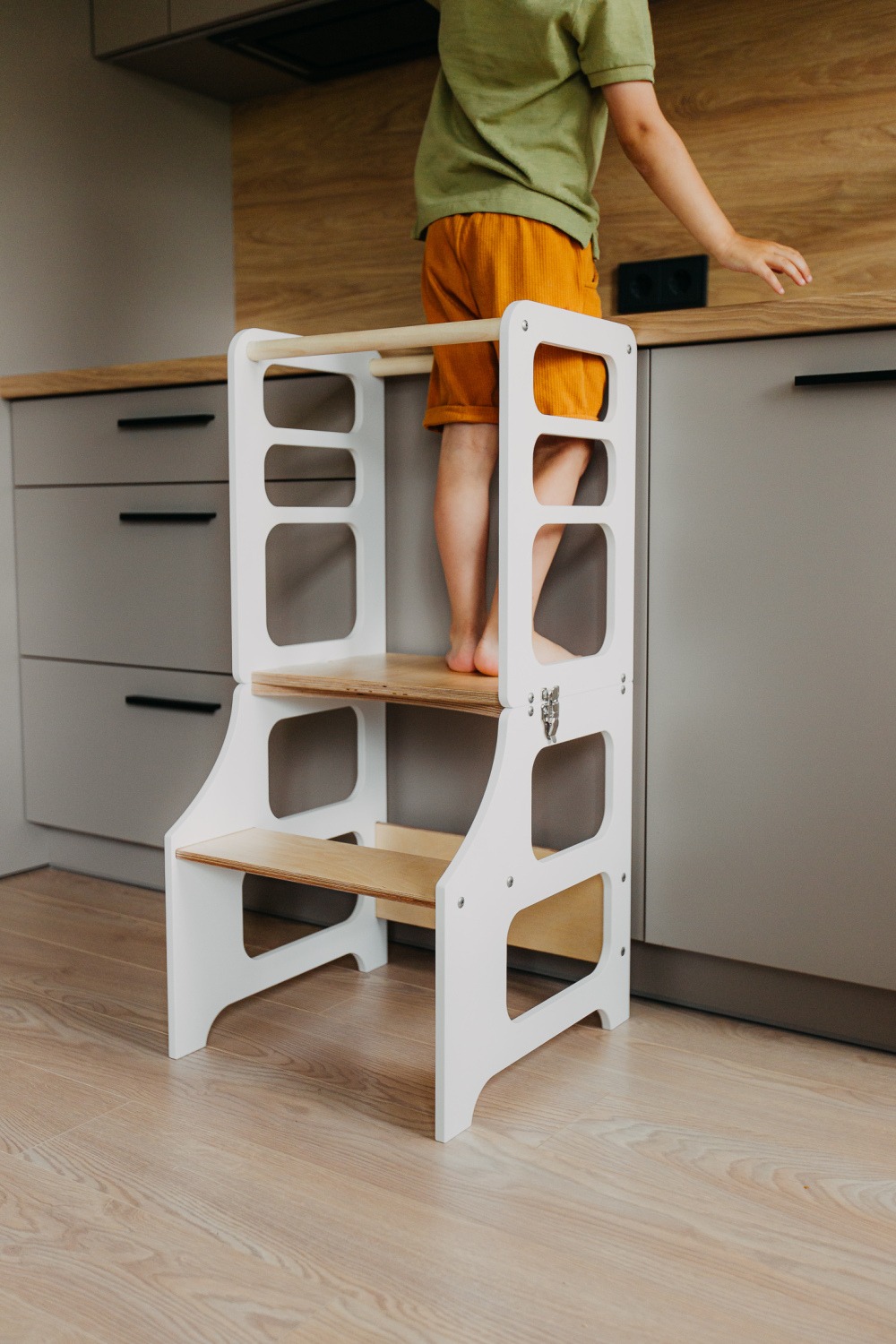 The Dida Convertibile torre montessori bianca con tavolo e sedia