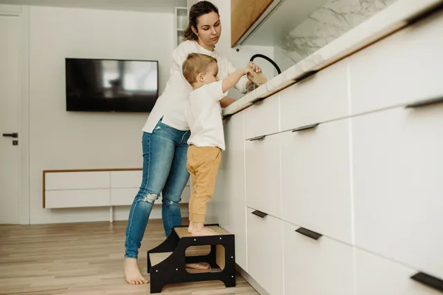 The Dida Montessori sgabello legno nero bambino