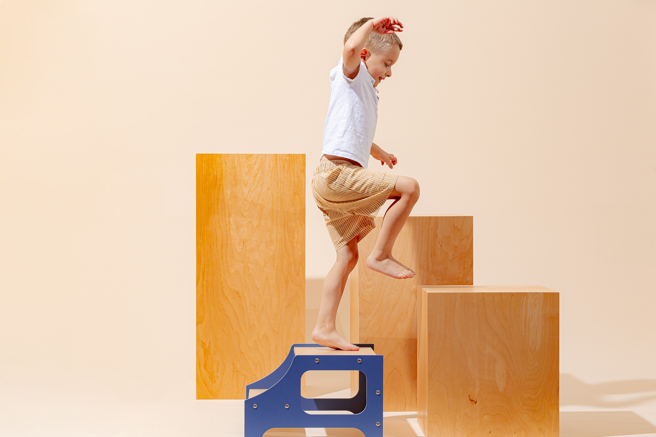 The Dida Sgabello Montessori Legno Blu per bambini