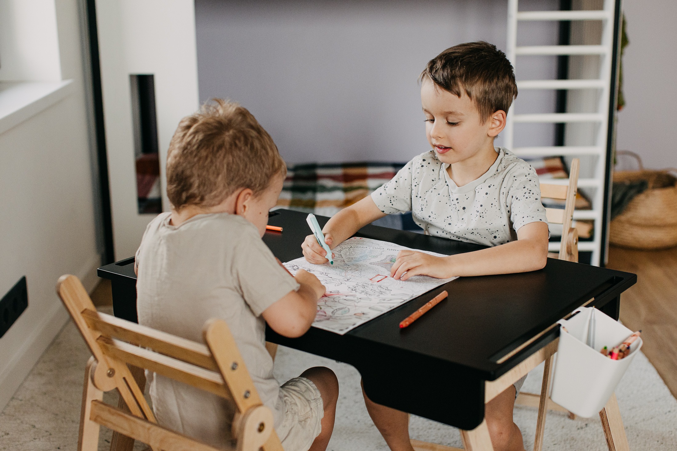 The Dida Tavolo Montessori Sensoriale nero legno betulla