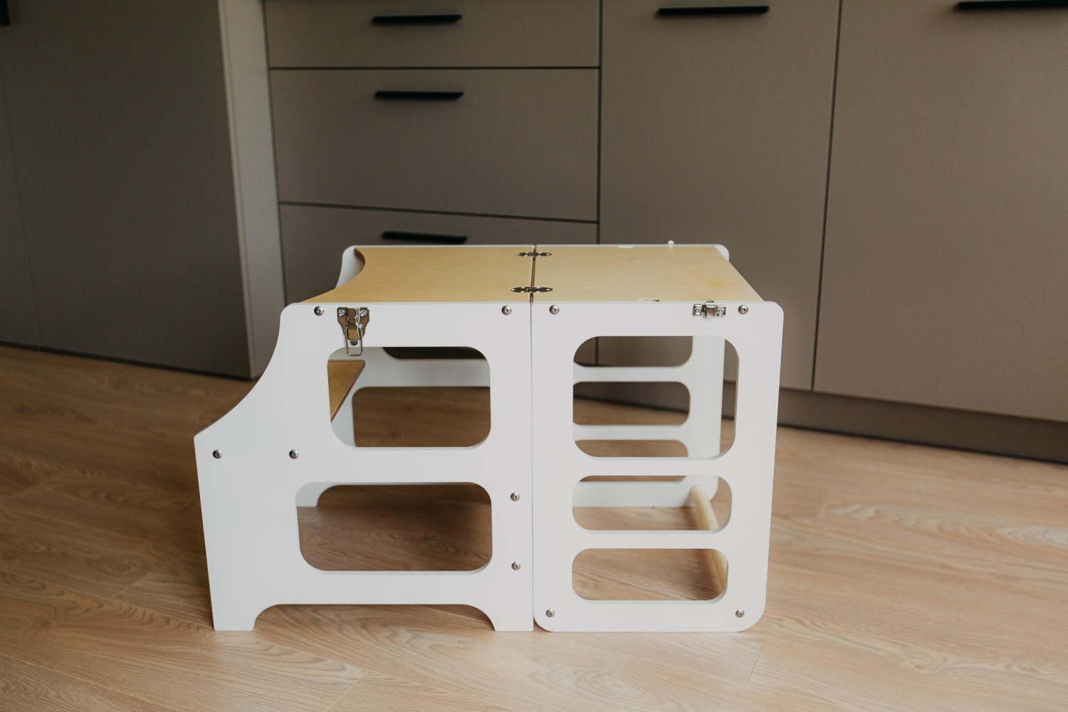 The Dida Convertibile torre montessori bianca con tavolo e sedia