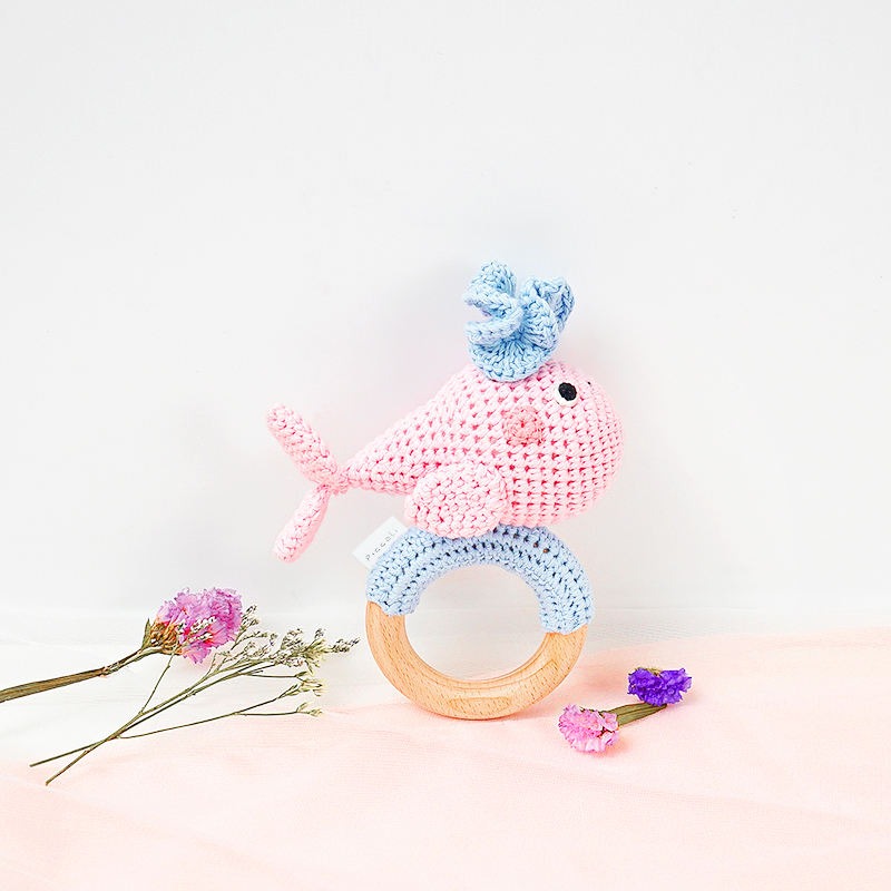 Piccoli Toys Olivia Balena sonaglio uncinetto cotone e legno