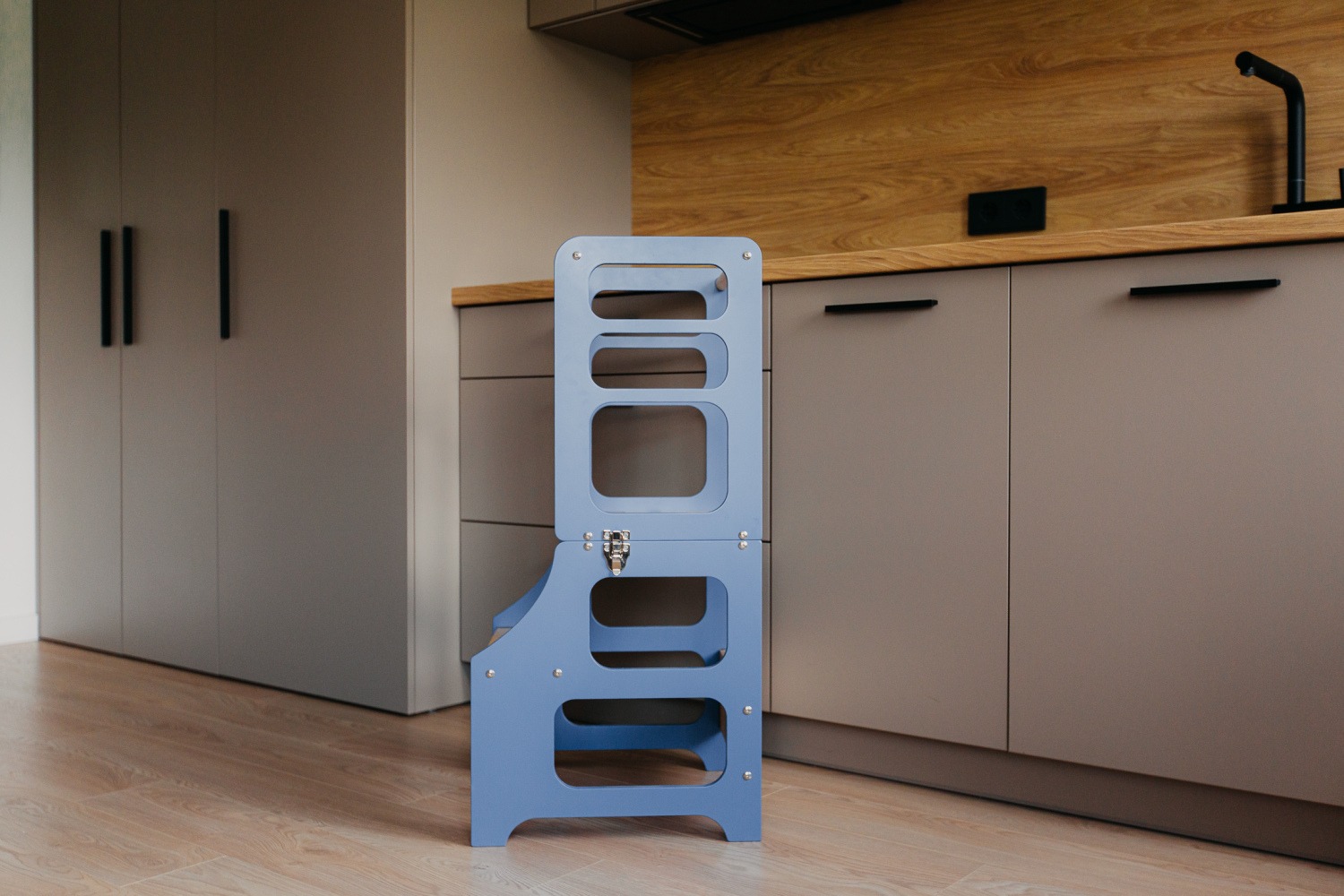 The Dida Torre Montessori Convertibile blu tavolo sedia legno