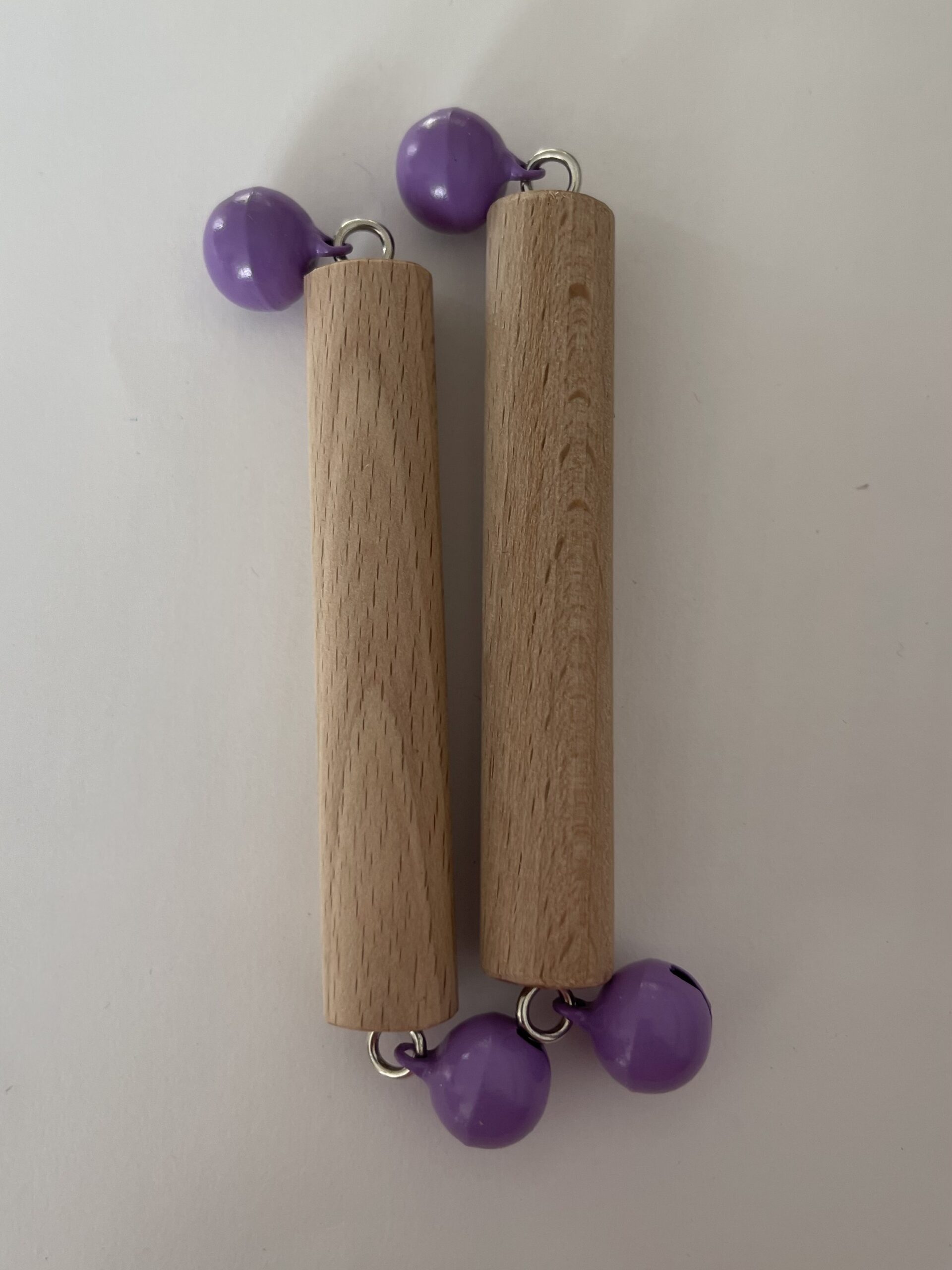 The Dida Montessori sonaglio legno con sonagli lilla