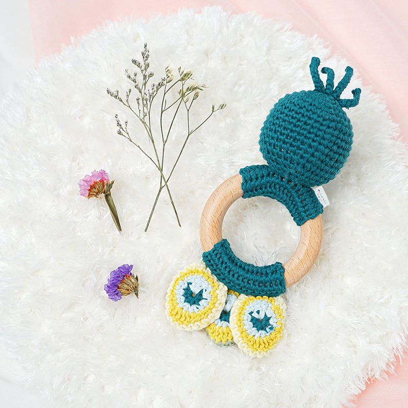 Piccoli Toys Ottavia sonaglio uncinetto pavone cotone