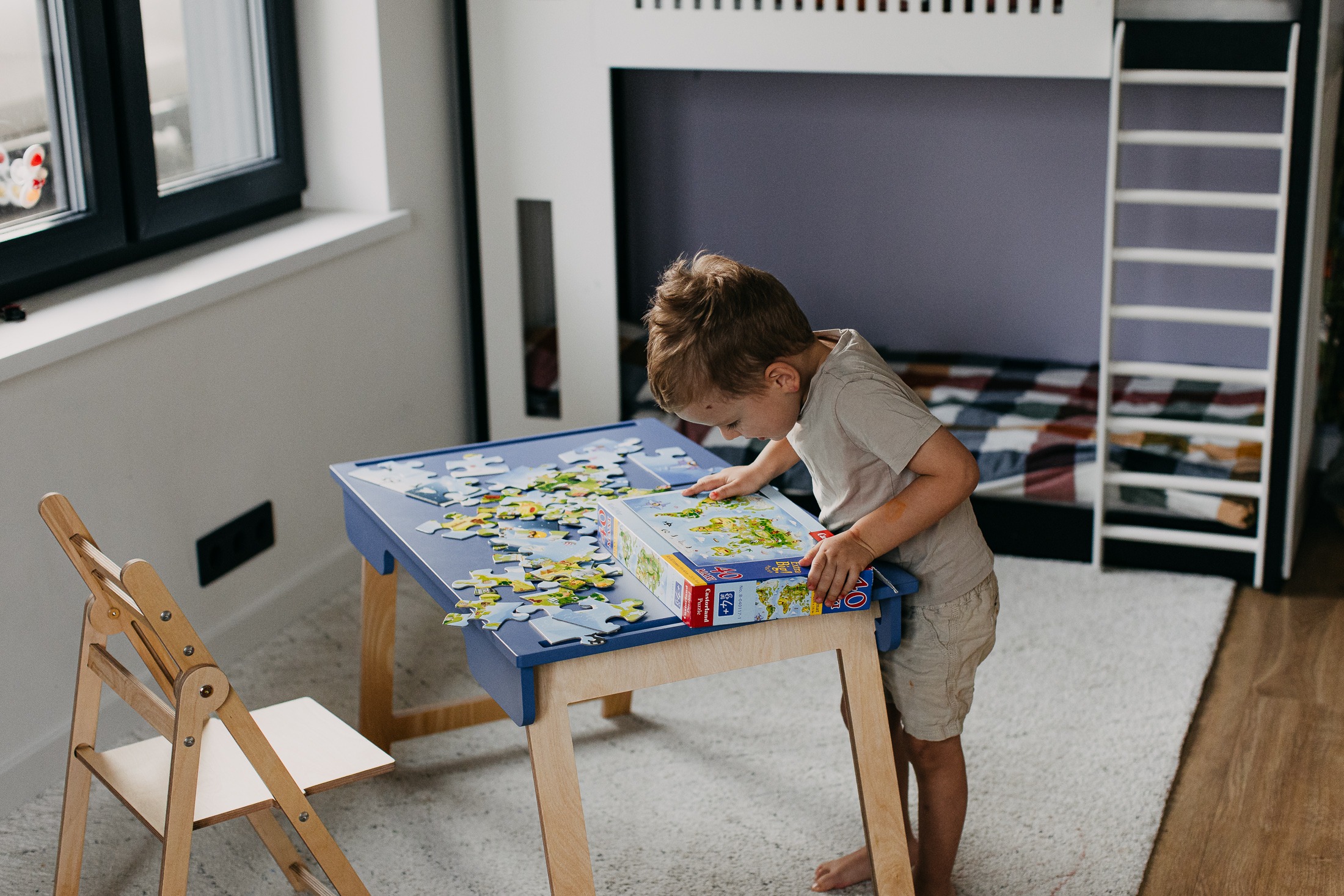 The Dida Superficie Completa tavolo sensoriale blu legno