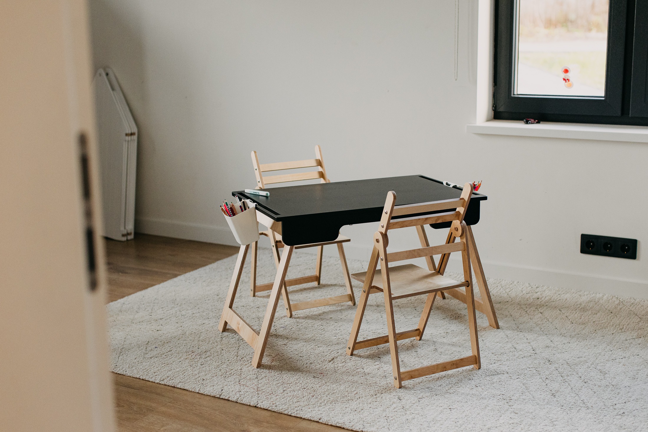 The Dida Tavolo Montessori Sensoriale nero legno betulla