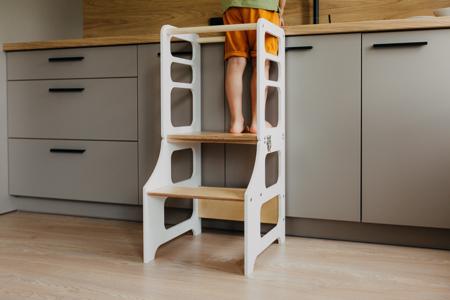 The Dida Convertibile torre montessori bianca con tavolo e sedia