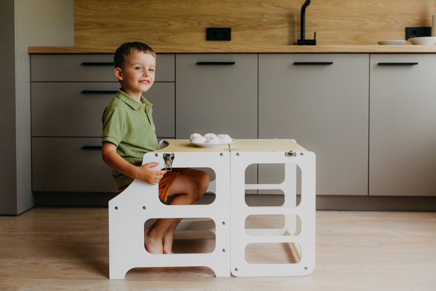 The Dida Convertibile torre montessori bianca con tavolo e sedia