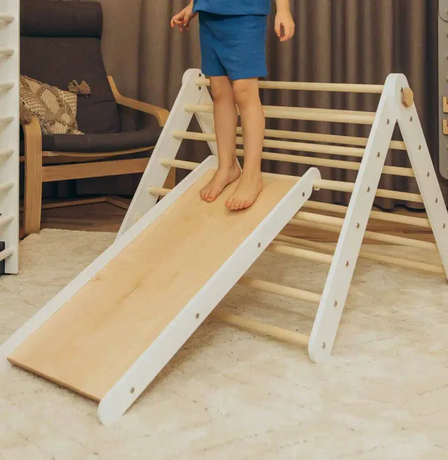 The Dida Triangolo Pikler con Rampa Gioco in Legno