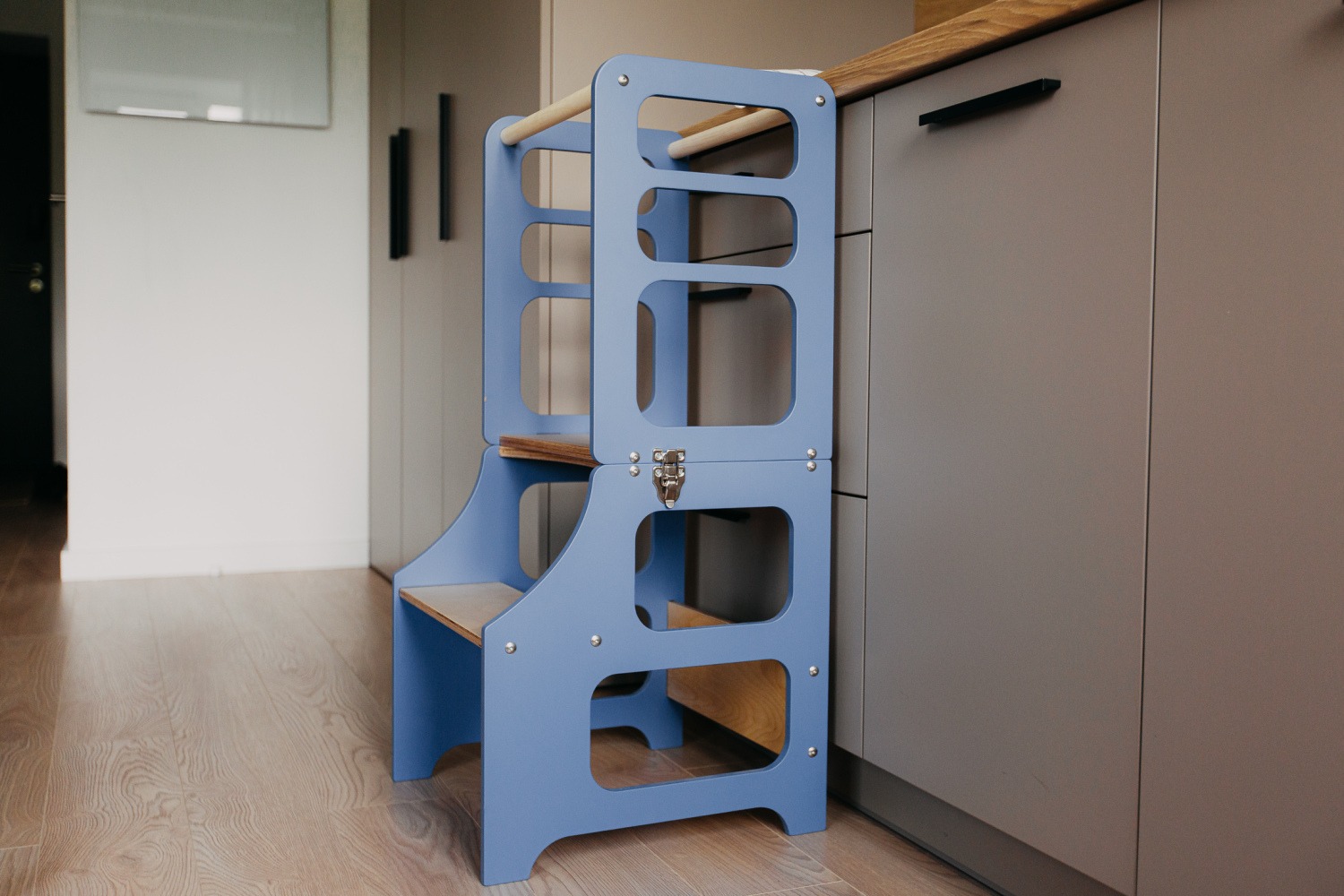 The Dida Torre Montessori Convertibile blu tavolo sedia legno