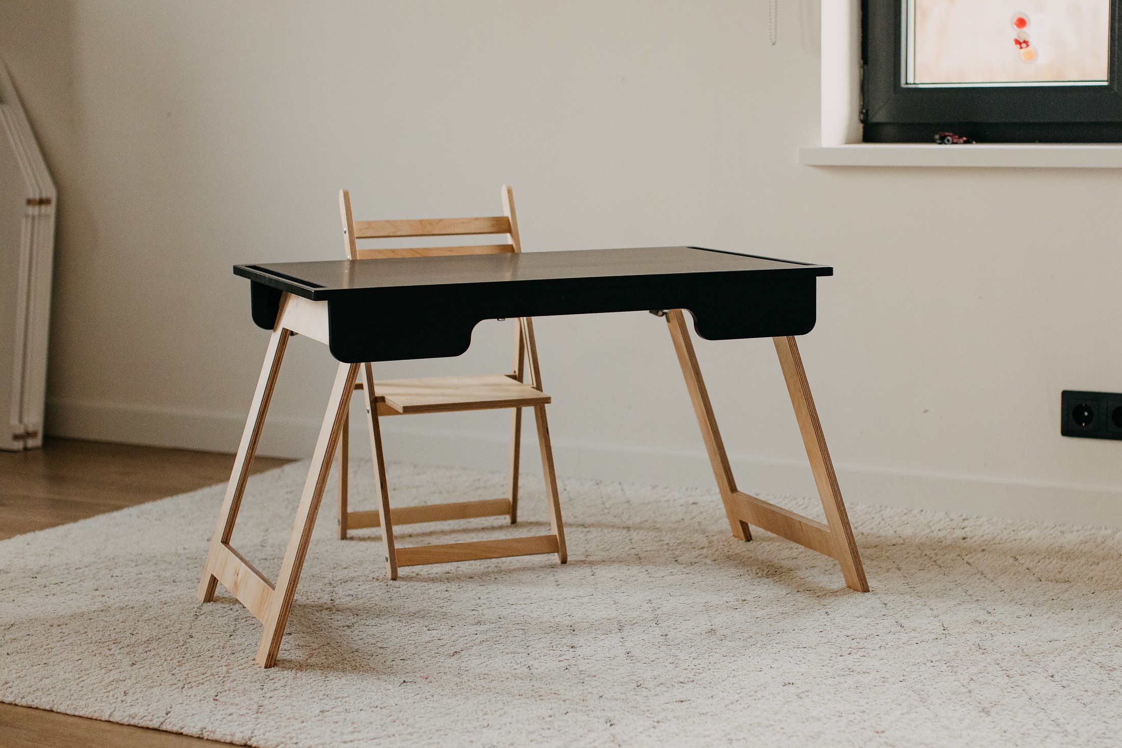 The Dida Tavolo Montessori Sensoriale nero legno betulla