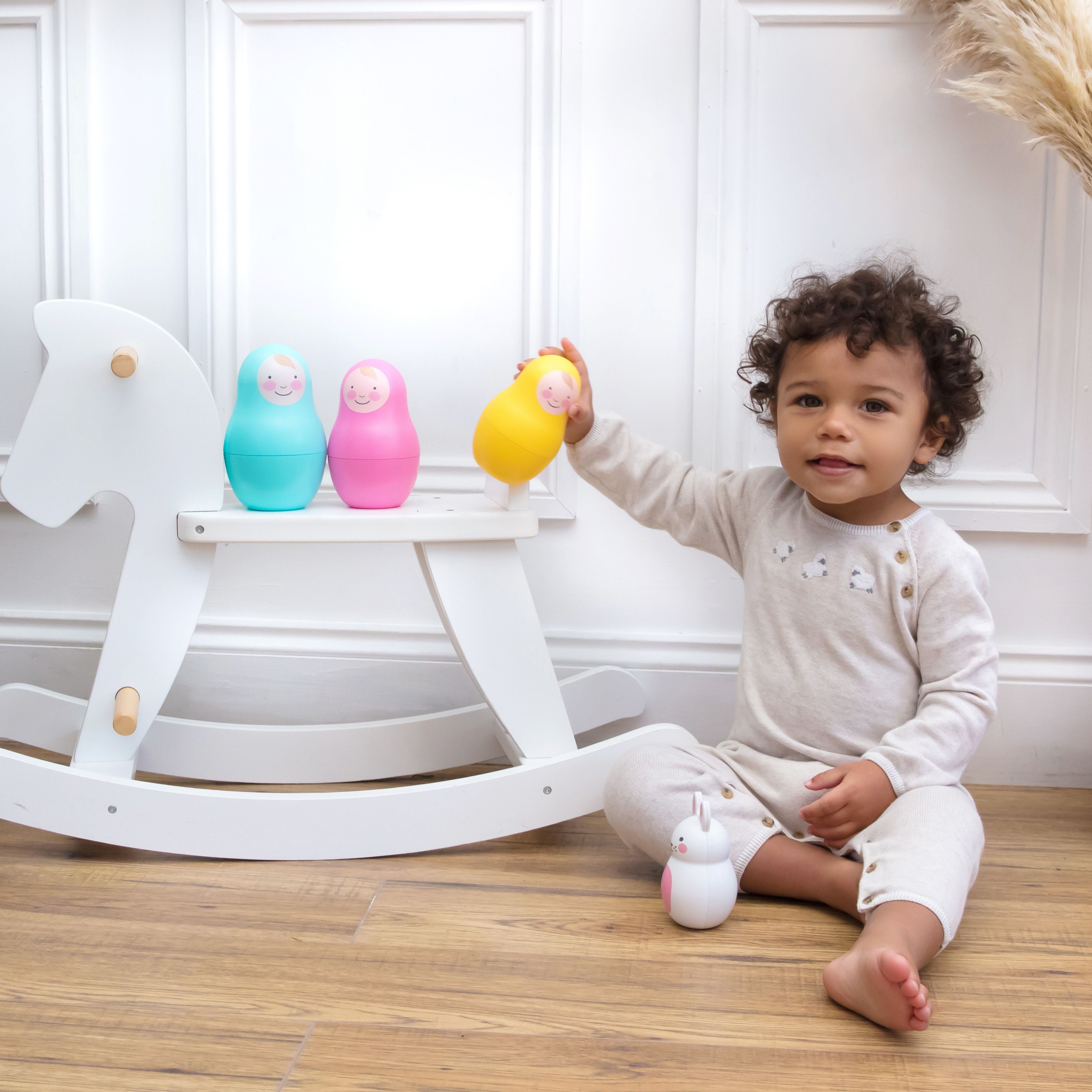 Rosa & Bo Nesting Babies Bambole Impilabili Rainbow con Sonaglio