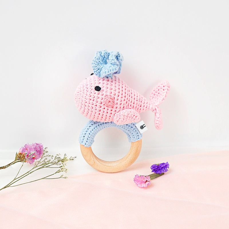 Piccoli Toys Olivia Balena sonaglio uncinetto cotone e legno